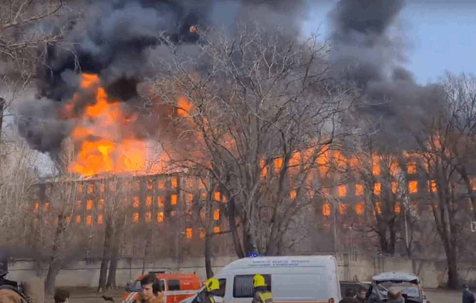<span style='color:red;'><b>SANKT PETERBURG</b></span> U PLAMENU: Poginuo vatrogasac, gori 4.000 kvadratnih metara tekstilne fabrike (VIDEO)